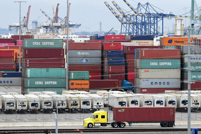 Hàng hóa tại cảng Los Angeles ở Mỹ. Ảnh: AFP.