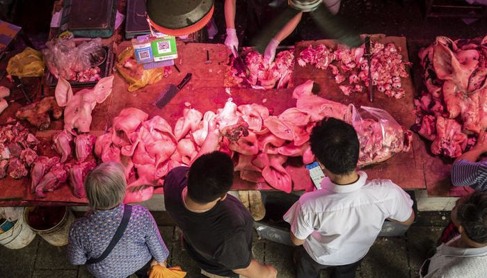 Một quầy thịt lợn trong một khu chợ ở Nam Ninh, Quảng Tây, Trung Quốc - Ảnh: Bloomberg.