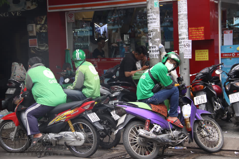 Anh em tài xế sẽ không hề “hả hê” mà ngược lại còn có trách nhiệm hơn khi nhận cuốc xe, đến đón khách đúng giờ, không để khách đợi lâu.