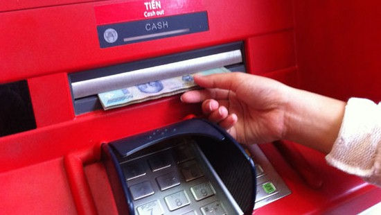 Công an TP.HCM khuyến cáo, khi thực hiện giao dịch thẻ tại ATM, POS phải quan sát khe thẻ trên máy ATM, bảo đảm không có thiết bị lạ và che bàn phím khi nhập số PIN.