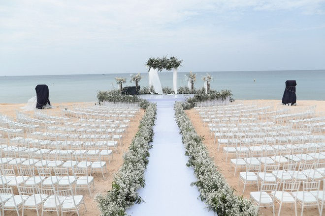 Bãi biển với diện tích hơn 8.000 m2 được chuẩn bị hoàn hảo cho lễ cưới diễn ra vào 17h30 chiều nay.