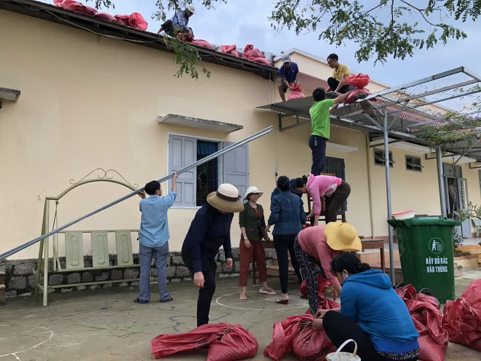 Trường học ở Bình Định chống bão