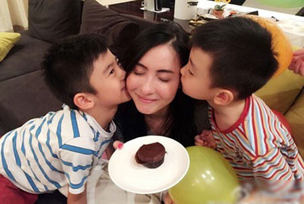 Chia tay Tạ Đình Phong, cô chuyên tâm chăm sóc hai con nhỏ.