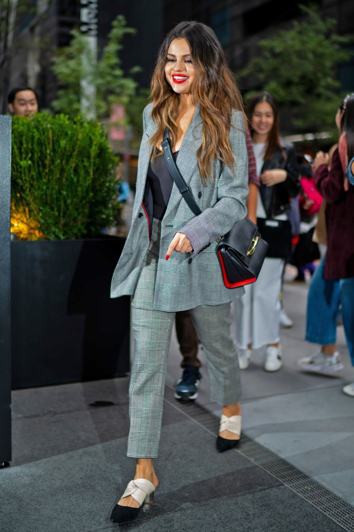   Phối cùng áo thun cổ rộng giúp bộ suit ấm áp hơn trong những ngày thời tiêt se lạnh. (Ảnh: Your Daily Fashion News)   