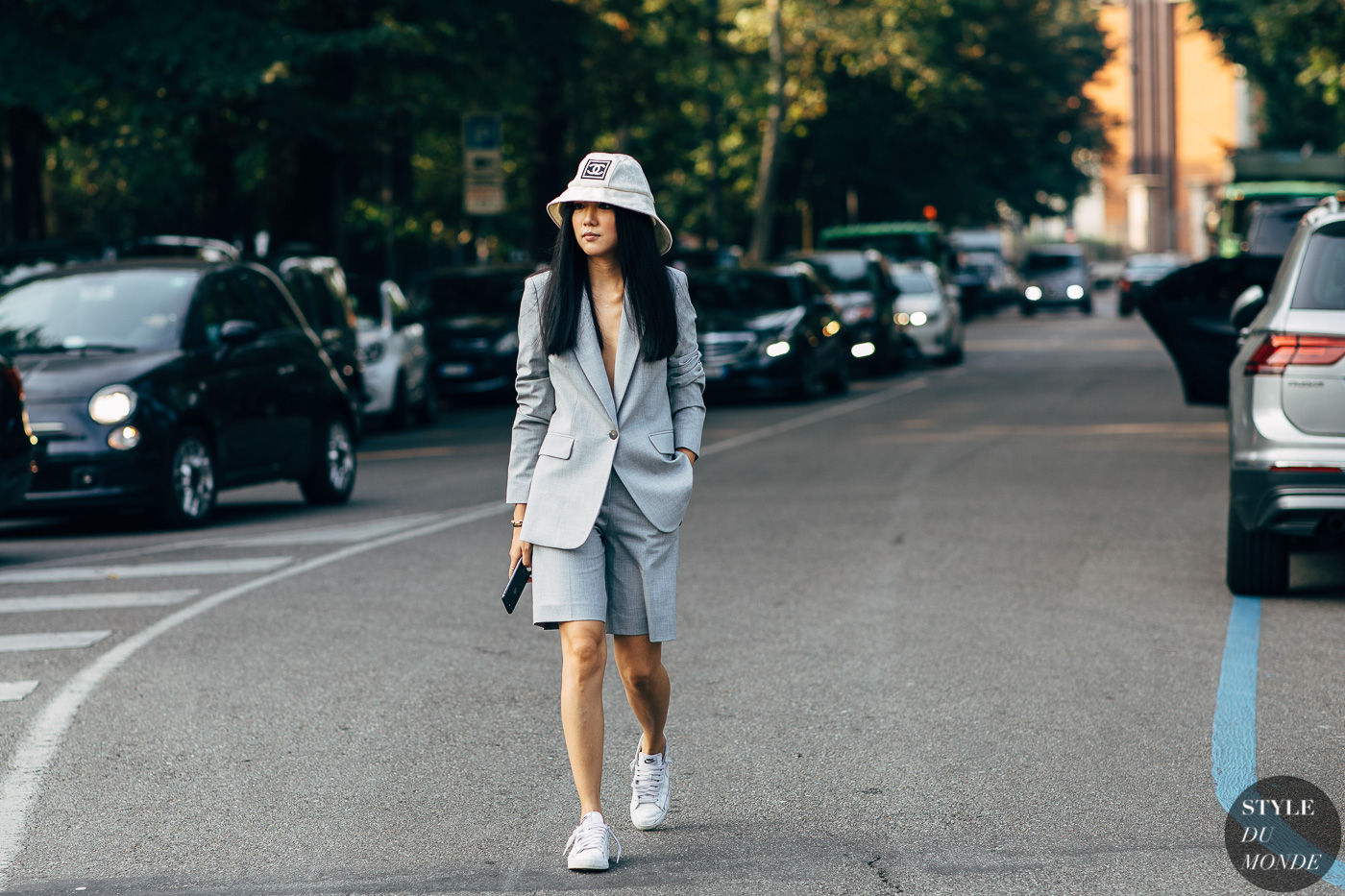  Suit ngắn phối cùng giày sneakers và mũ là lựa chọn cho vẻ ngoài trẻ trung, năng động. (Ảnh: Style Du Monde)