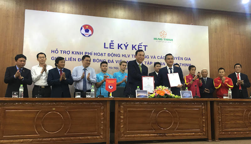 Lãnh đạo Tập đoàn Hưng Thịnh và Liên đoàn Bóng Việt Nam thực hiện nghi thức ký kết.