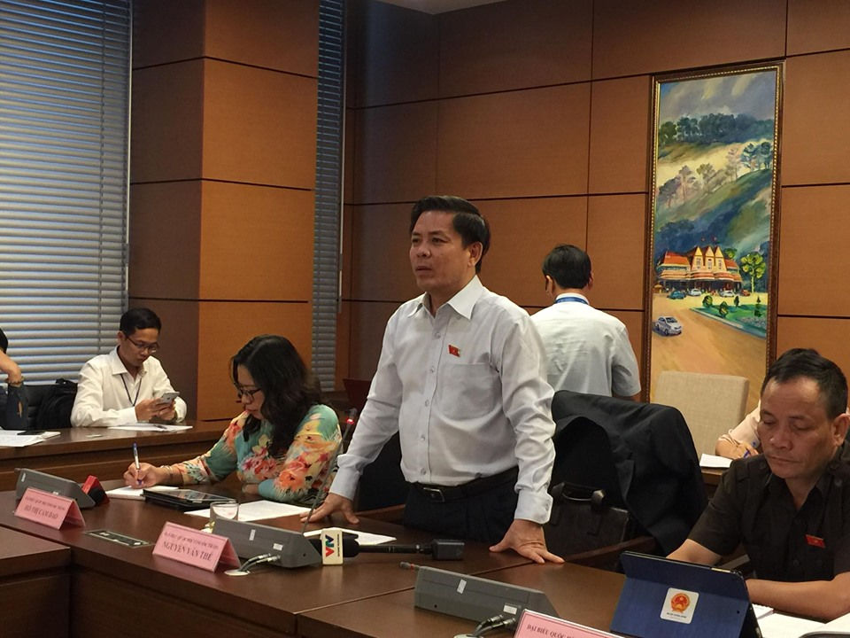Bộ trưởng Bộ Giao thông Vận tải Nguyễn Văn Thể trình bày về Dự án cản hàng không Quốc tế Long Thành tại buổi thảo luận tại tổ kỳ họp thứ 8, Quốc hội khoá XIV. Ảnh: Báo Tin Tức.