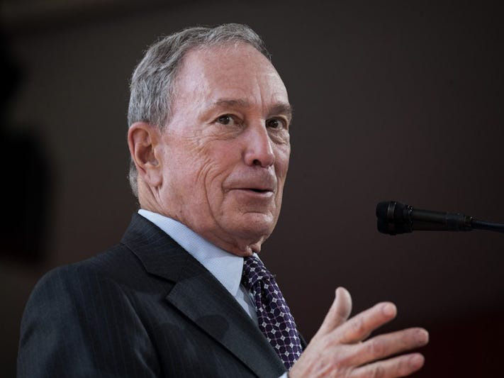 8 tháng trước, Bloomberg từng từ bỏ ý định tham gia tranh cử tổng thống và quay sang ủng hộ các ứng viên của đảng Dân chủ. Tuy nhiên, theo cố vấn của Bloomberg, ông thay đổi quyết định bởi lo rằng các ứng viên hiện tại của đảng Dân chủ không thể đánh bại được ông Trump.
