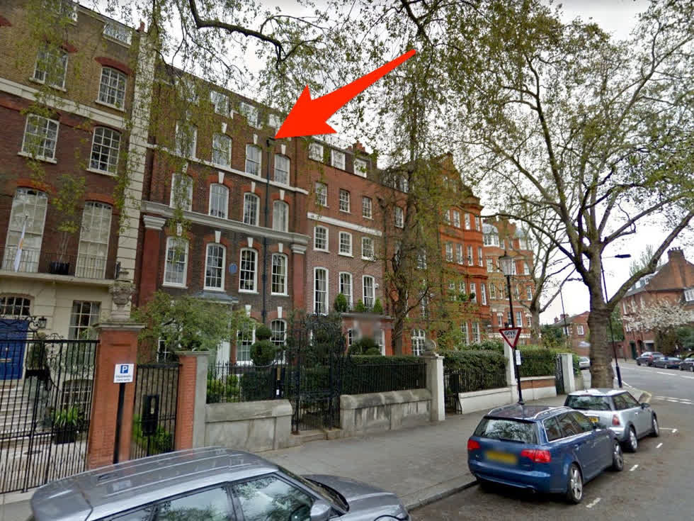 Năm 2015, Bloomberg chi 25 triệu USD mua một dinh thự tại London. Chủ nhân cũ của dinh thự này là tiểu thuyết gia nổi tiếng người Anh George Eliot.