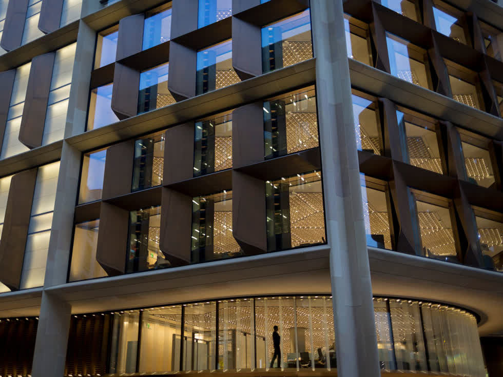 Bloomberg LP sở hữu một toà nhà lớn tại London (Anh), nơi đặt trụ sở ở châu Âu của công ty. Toà nhà với diện tích hơn 90.000m2 này nằm ở trung tâm London có chi phí đầu tư 1,3 tỷ USD và mất gần một thập kỷ để xây dựng, hoàn thành vào năm 2017.