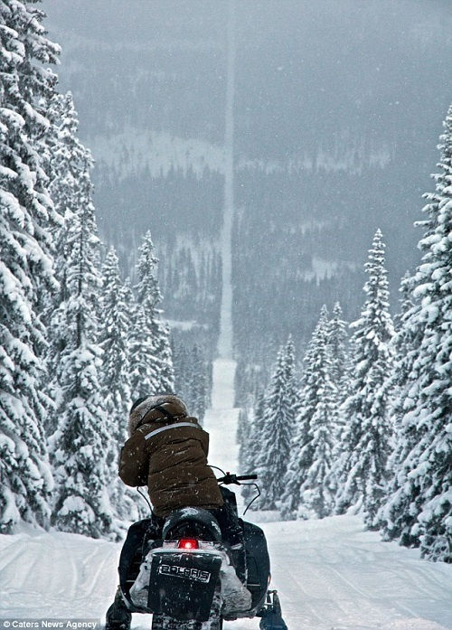 Bức ảnh người trượt tuyết được nhiếp ảnh gia Havard Dalgrav chụp trên biên giới giữa Na Uy và Thụy Điển năm 2012. Lái xe trượt tuyết để giải trí là hành động bất hợp pháp tại Na Uy, vì vậy du khách luôn đi bên trái đường, trên lãnh thổ Thụy Điển. Ảnh: Havard Dalgrav.