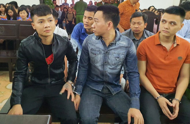 Ngô Khá Bảnh (áo đen) và 3 bị cáo liên quan xuất hiện tại phiên tòa sáng 13/11. Ảnh: Hoàng Lam.