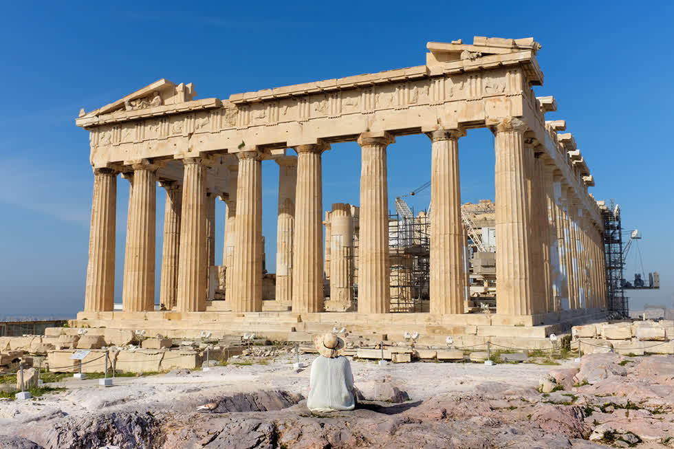   Di tích Parthenon, Acropolis của Athens, Hy Lạp. Kiến trúc Cổ điển bắt nguồn ở Hy Lạp cổ đại giữa thế kỷ thứ 7 và thứ 4 trước Công nguyên. Nó được biết đến với các ngôi đền tôn giáo lớn được xây dựng bằng đá, được thiết kế từ các nguyên tắc về trật tự, đối xứng, hình học và phối cảnh. Một đặc điểm đáng chú ý về tính biểu cảm của nó là các nguyên tắc của “các mệnh lệnh kiến ​​trúc”: Doric, Ionic và Corinthian.   Công trình vĩ đại nhất của kiến ​​trúc Cổ điển là Parthenon. Được xây dựng tại Acropolis, Athens vào thế kỷ thứ 5 trước Công nguyên, Parthenon thể hiện những đặc điểm nổi bật của giai đoạn này: một khối công trình được xây dựng trên một nền chống đỡ các cột và trung tâm của nó. Ảnh: Kristoffer Trolle  