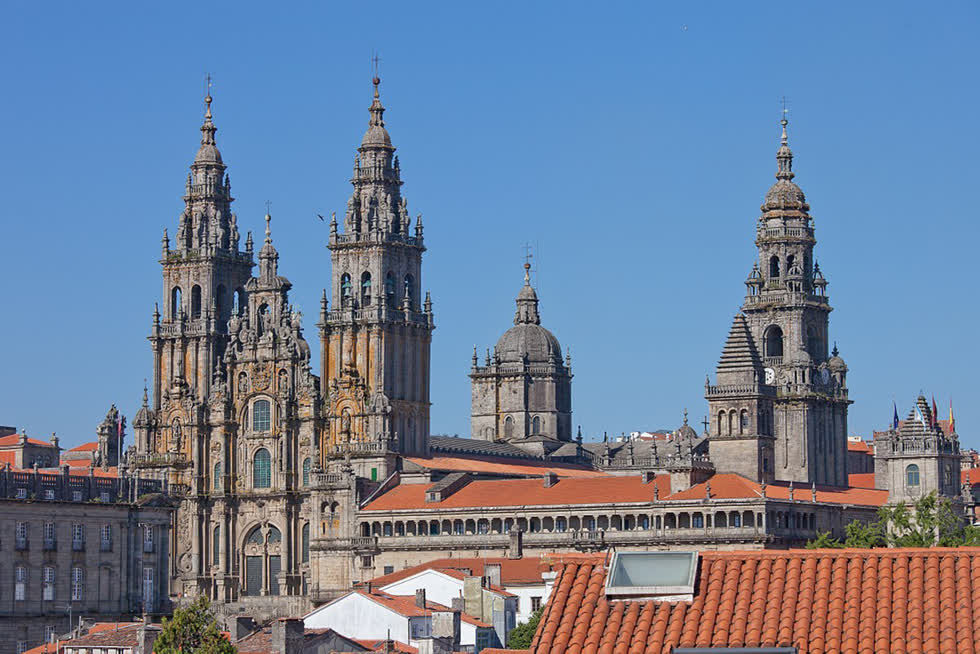   Nhà thờ Santiago de Compostela. Được phát triển ở châu Âu vào giữa thế kỷ thứ VI và thứ IX, phong cách kiến ​​trúc này có mối tương quan tuyệt vời với bối cảnh lịch sử của nó. Trong giai đoạn khi các nước châu Âu xảy ra chiến tranh và lo lắng về việc bảo vệ chống lại các cuộc xâm lược; các tòa nhà, lấy cảm hứng từ Cộng hòa La Mã cổ đại, đặc trưng bởi các bức tường lớn chịu lực và hở tối thiểu trong vòm hình bán nguyệt.   Hình mẫu chính của nó là các nhà thờ được xây dựng trong thời kỳ này, và một trong những công trình quan trọng nhất của nó là Nhà thờ Santiago de Compostela ở Tây Ban Nha được xây dựng trong các cuộc Thập tự chinh, và nó là công trình đặc sắc nhất theo phong cách này. Ảnh:  Luis Miguel Bugallo Sánchez.   