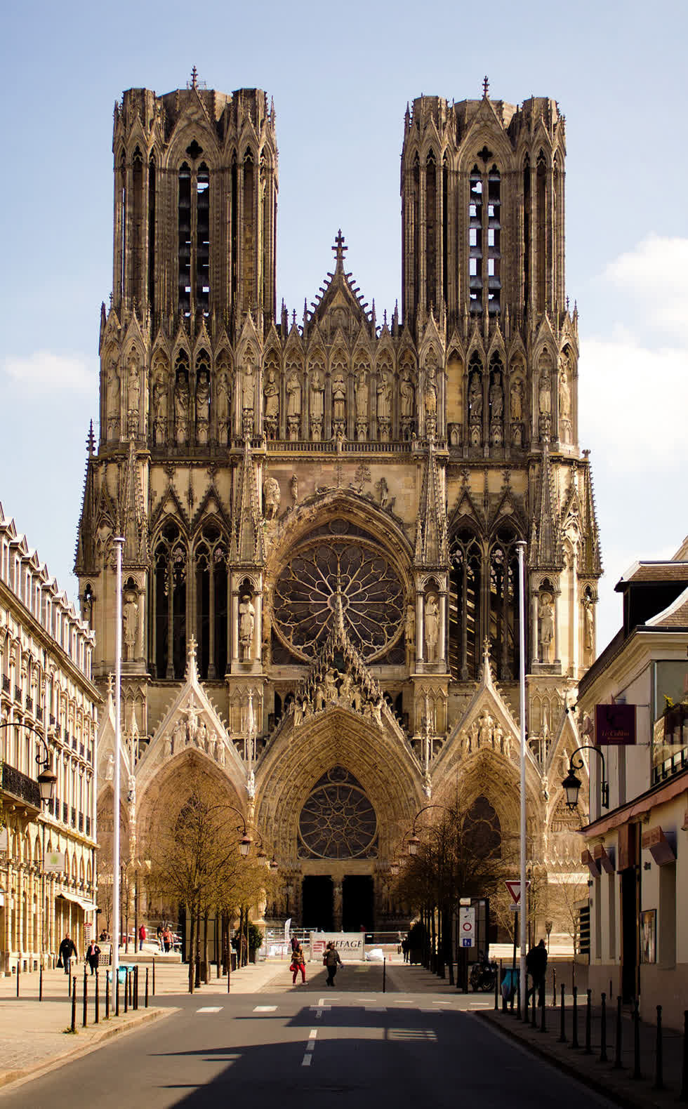   Reims Cathedral. Những gì chúng ta biết là kiến ​​trúc Gothic ban đầu được đặt tên là Opus Francigenum, hoặc “công trình Pháp”, vì nó có nguồn gốc từ thời Trung cổ ở Pháp, giữa những năm 900 và 1300. Chỉ trong thời gian Khai sáng, cái tên “Gothic” về việc tham khảo kiến ​​trúc hoành trángvà vĩ đại được tạo ra trong giai đoạn đó.   Các tác phẩm Gothic phần lớn có liên quan đến các tòa nhà giáo hội – nhà thờ với mái vòm và vòm hầm. Hầu hết các tòa nhà Gothic được coi là Di sản Thế giới được UNESCO công nhận, chẳng hạn như Nhà thờ Đức Bà và Nhà thờ Reims. Ảnh: Johan Bakker.  
