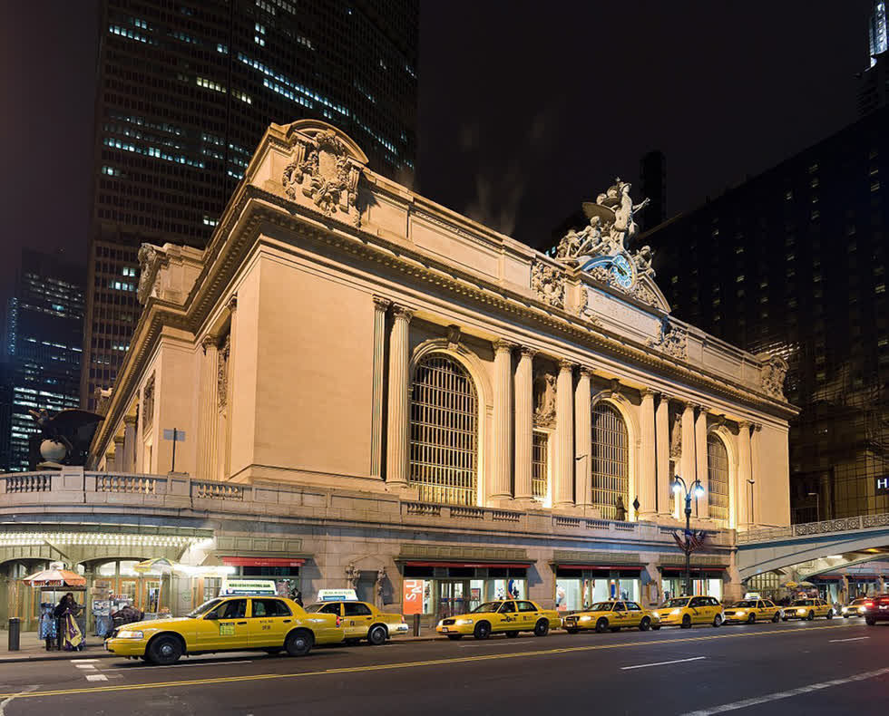   Nhà ga Grand Central, New York. Phong cách học thuật này bắt nguồn từ trường Mỹ thuật ở Paris vào giữa những năm 1830. Nó đã thiết lập một ngôn ngữ được giới thiệu đến các giai đoạn khác, chẳng hạn như Neoclassicism Pháp, kiến ​​trúc Gothic, và Renaissance, tuy nhiên, nó cũng sử dụng các vật liệu hiện đại như thủy tinh và sắt.   Mặc dù nó nổi lên ở Pháp, phong cách này ảnh hưởng đến kiến ​​trúc Mỹ và có vai trò như là một tham chiếu đến kiến ​​trúc sư như Louis Sullivan – “cha đẻ của những tòa nhà chọc trời.” Các tòa nhà theo phong trào này thường trang trí điêu khắc pha trộn với các đường nét hiện đại như Grand Palais ở Paris, hay Grand Central Terminal ở New York. Ảnh: Eric Baetscher  