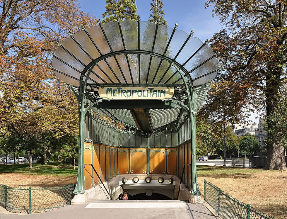   Lối vào ga tàu điện ngầm Porte Dauphine ở Paris. Art Nouveau ban đầu được coi như là một hướng dẫn cho một số ngành từ kiến ​​trúc đến hội họa, và thiết kế nội thất hay typography. Như một sự phản đối tới phong cách chiết trung châu Âu, Art Nouveau thể hiện bản thân trong kiến ​​trúc bằng các yếu tố trang trí: các tòa nhà, đầy những đường cong và uốn éo lấy cảm hứng từ các hình dạng hữu cơ như thực vật, hoa và động vật, cả về thiết kế và sử dụng màu sắc.   Các tòa nhà đầu tiên của nó được thiết kế bởi kiến ​​trúc sư người Bỉ Victor Horta, tuy nhiên, những hình mẫu điển hình nhất đến từ tác giả của người Pháp Hector Guimard. Ảnh: Moonik  