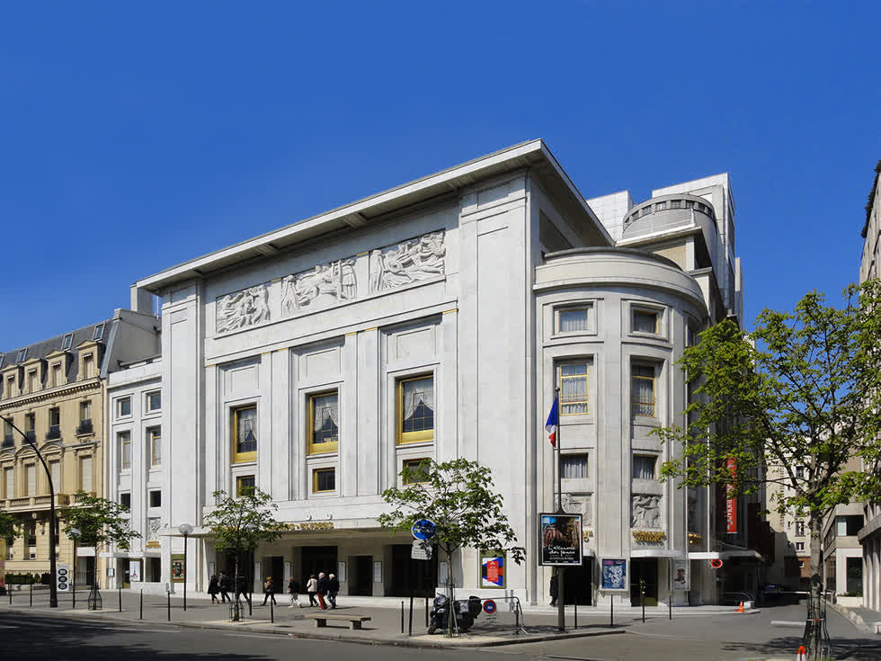   Nhà hát des Champs-Élysées, Paris. Art Deco xuất hiện ở Pháp ngay trước Chiến tranh Thế giới I, và giống như Art Nouveau, chịu ảnh hưởng đến một số lĩnh vực nghệ thuật và thiết kế. Pha trộn giữa thiết kế hiện đại, các yếu tố thủ công, và các vật liệu sang trọng, phong trào này thể hiện một niềm tin lớn trong tiến bộ xã hội và công nghệ ở châu lục này.   Auguste Perret, một kiến ​​trúc sư người Pháp và là người tiên phong trong việc sử dụng bê tông cốt thép, chịu trách nhiệm thiết kế một trong những cấu trúc Art Deco đầu tiên. Nhà hát Champs-Elysées của Perret (1913) đã kết hợp các đặc điểm của phong trào và đánh dấu sự ra đi của ngôn ngữ Tân nghệ thuật được đề xuất trước đây. Ảnh: Coldcreation  