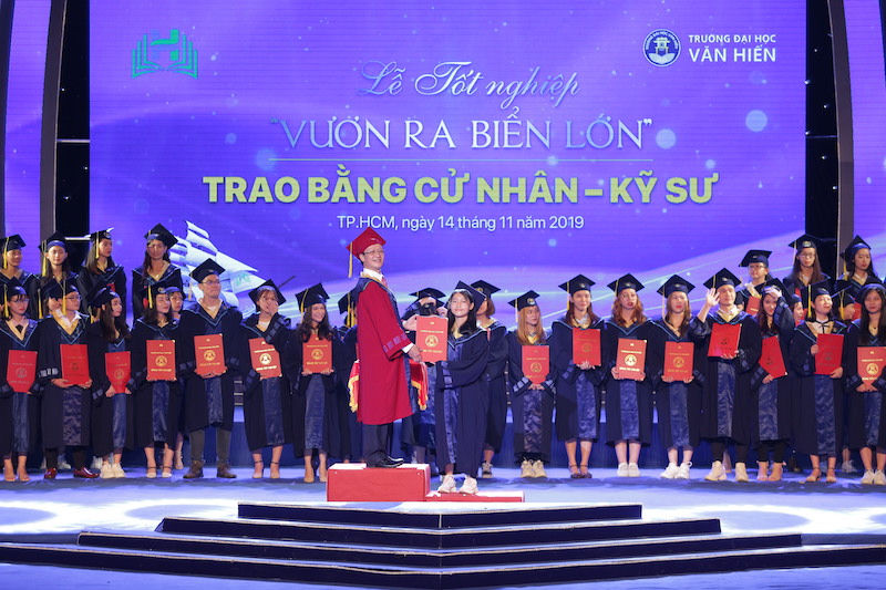 Tân cử nhân khoa Kinh tế, trường Đại học Văn Hiến nhận bằng tốt nghiệp.