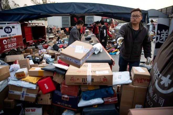Các công ty Trung Quốc và cả thói quen tiêu dùng của người dân đang bị ảnh hưởng bởi chiến tranh thương mại. Ảnh: AFP.