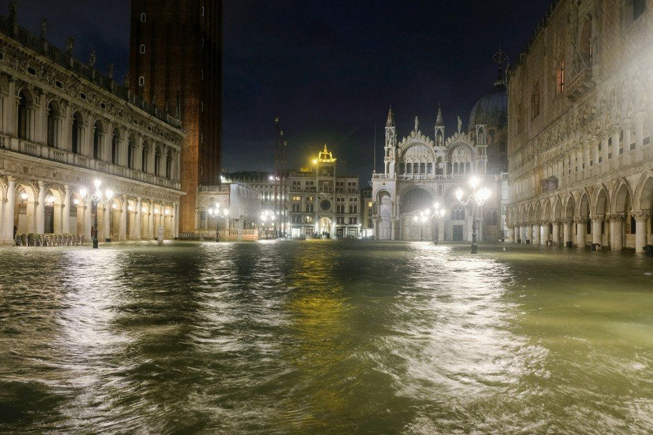   Quảng trường Saint Mark đã bị ngập sau dưới gần 1m nước, trong khi nhà thờ vàng Basilica cũng bị nước đe dọa lần thứ 6 trong hàng trăm năm qua. Lần gần nhất khu vực này bị lũ lụt là tháng 10 năm ngoái.   
