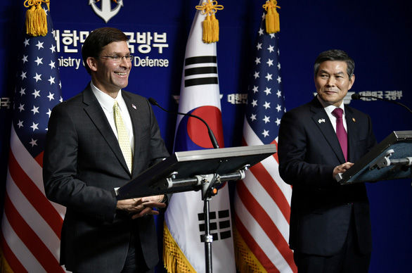Bộ trưởng quốc phòng Mỹ Mark Esper (trái) và người đồng cấp Hàn Quốc Jeong Kyeong Doo họp báo chung tại Seoul ngày 15/11. Ảnh: Reuters.