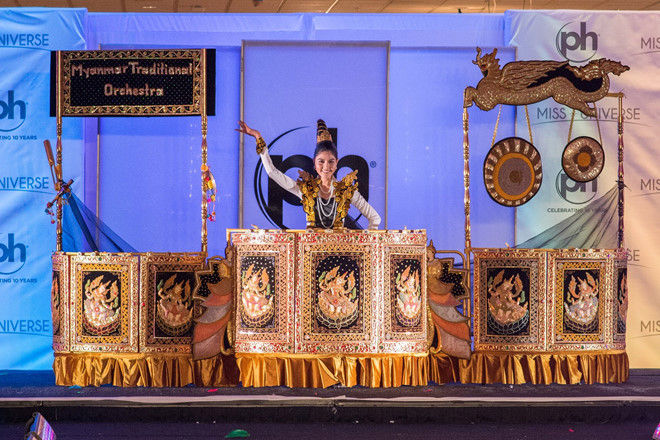 Người đẹp Myanmar Zun Than Sin tại Hoa hậu Hoàn Vũ 2017 khiến khán giả và ban giám khảo không khỏi kinh ngạc khi diện trang phục mô phỏng nguyên dàn nhạc truyền thống của Myanmar.