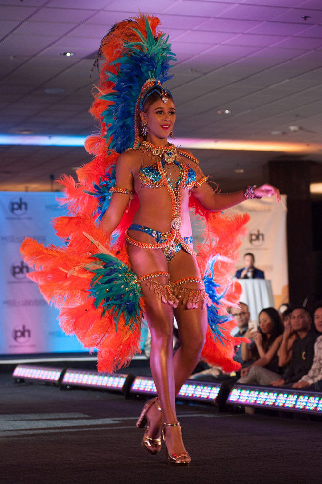 Lesley Chapman Andrews, thí sinh Barbados diện trang phục nội y kết hợp với đôi cánh thiên thần được ví như phiên bản lỗi trong buổi trình diễn của Victoria’s Secret.