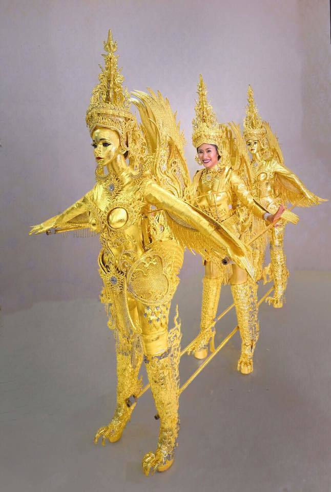 On-anong Homsombath, người đẹp Lào gây chú ý với bộ trang phục dân tộc ấn tượng lấy cảm hứng từ di tích chùa vàng và các nhân vật lịch sử. Tuy nhiên, thiết kế vấp phải nhiều tranh cãi, phần đông khán giả cho rằng kỳ dị và rườm rà.