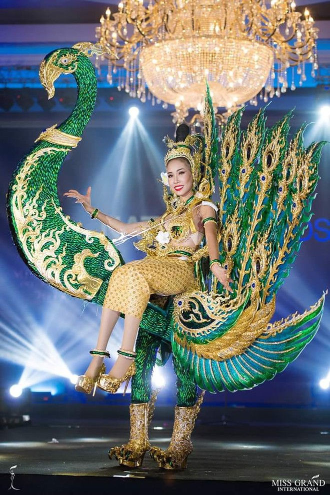Đại diện Lào tại Hoa hậu Hòa bình quốc tế 2018 mang đến thiết kế chim công lạ mắt, đầu tư vô cùng công phu nhưng được khán giả đánh giá cồng kềnh.
