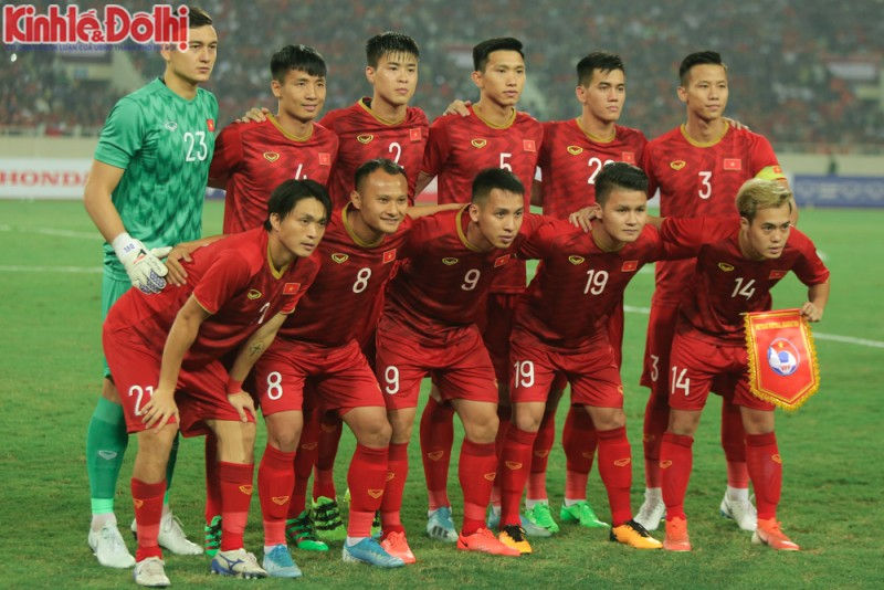   Tuyển Việt Nam hiện tại là một tập thể giàu sức mạnh (các cầu thủ chụp ảnh trước trận gặp UAE- ảnh KTĐT).   