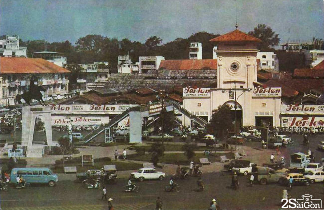 Cầu nối cổng chính của chợ sang khu bùng binh Quách Thị Trang 1970 (Ảnh: Internet).
