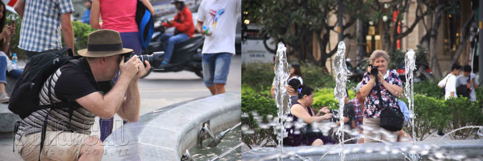 Du khách hào hứng với Đài sen phun nước tại Phố đi bộ Nguyễn Huệ