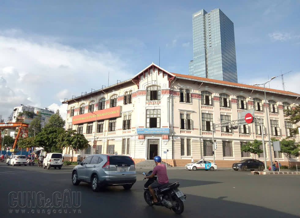 Tòa nhà của Tổng công ty Đường sắt Sài Gòn tồn tại hơn nửa thế kỷ nằm bên cạnh cũng là hình ảnh gắn liền với bùng binh Quách Thị Trang.