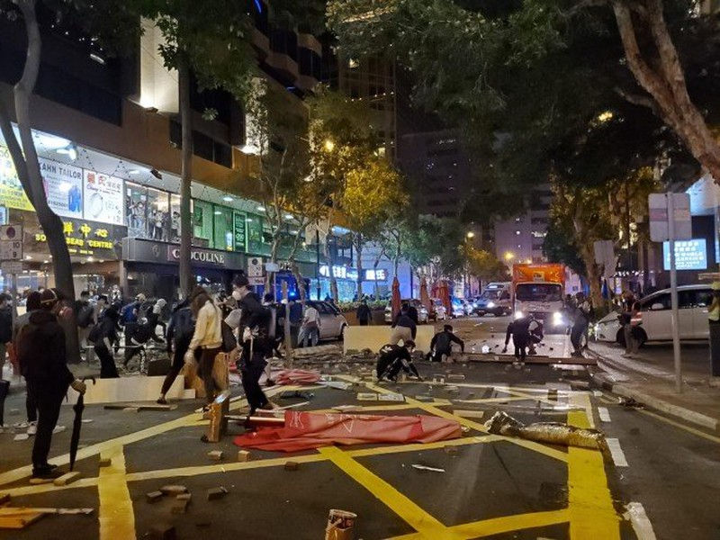 Hong Kong: Cảnh sát tiếp tục dàn đội hình, tăng vòi rồng - ảnh 1