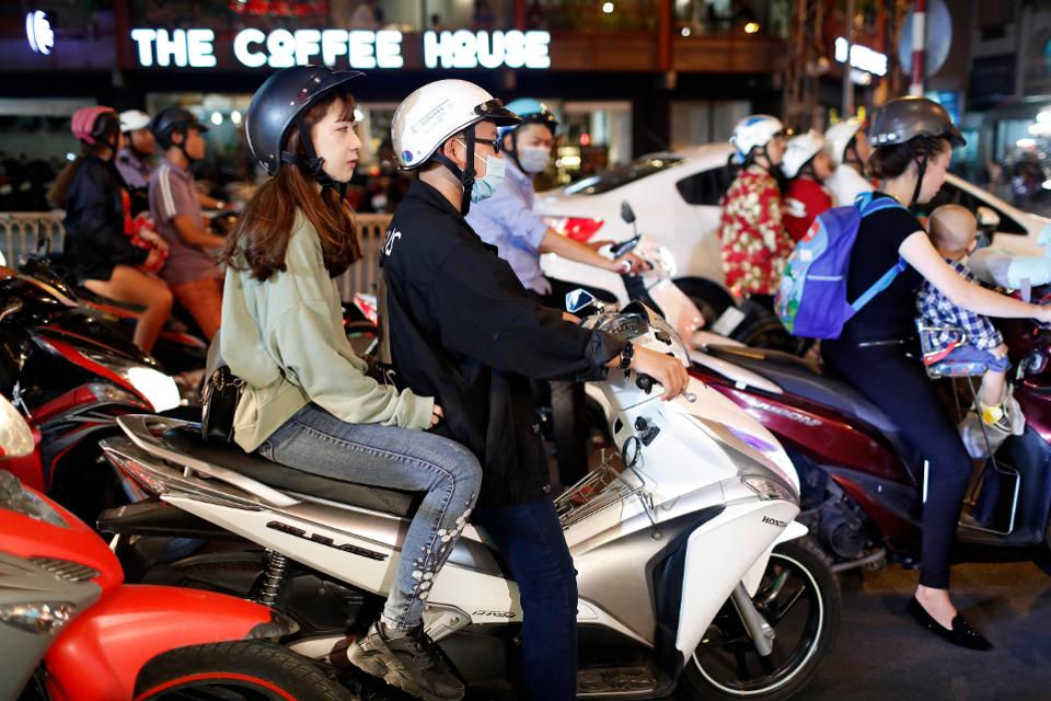 Người Việt Nam chưa mặn mà với xe máy điện.