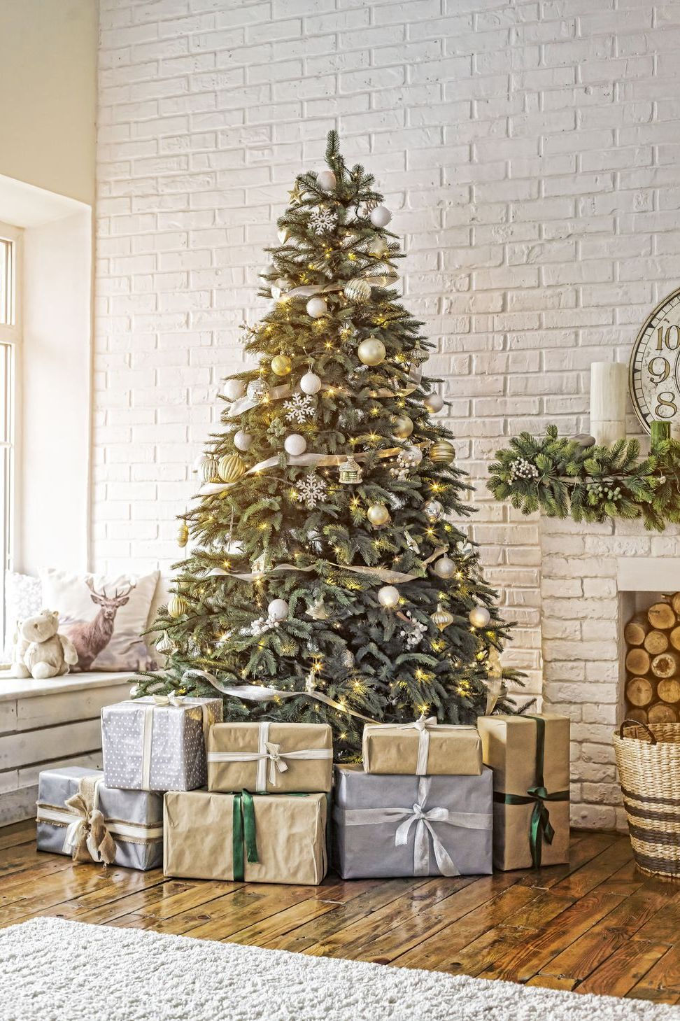Kiểu trang trí kinh điển nhất của một cây thông Noel là treo những quả cầu sáng lấp lánh lên tán thông, giăng các chuỗi cườm hay đèn sáng thành từng từng tầng vòng rũ xuống. 