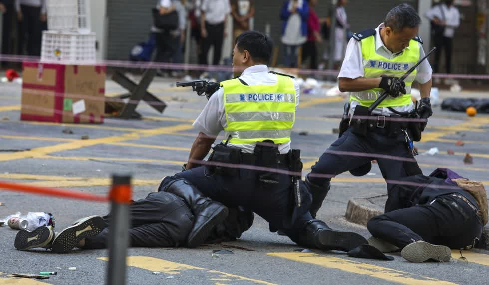 Cảnh sát Hồng Kông bị chỉ trích vì quá nặng tay đối với người biểu tình chống chính quyền. Ảnh: SCMP.