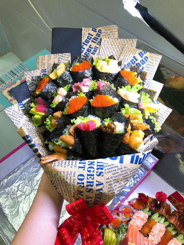   Bó hoa sushi có giá từ 2 triệu đồng trở lên, được một phụ huynh đặt đến 3 bó. Ảnh: Hồng Vân,  