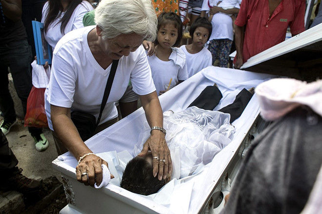   Philippines: Sau khi trở về từ một đám tang, người dân không được đi thẳng về nhà mà phải ghé qua một trung tâm thương mại, cửa hàng hoặc quán bất kỳ. Điều này sẽ khiến các linh hồn xấu lầm đường và không thể theo họ về nhà. Người dân gọi truyền thống này là pagpag.  