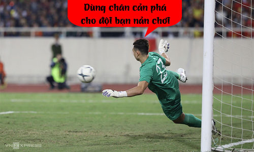 Cản phá penalty bằng chân cho đội bạn tức chơi.