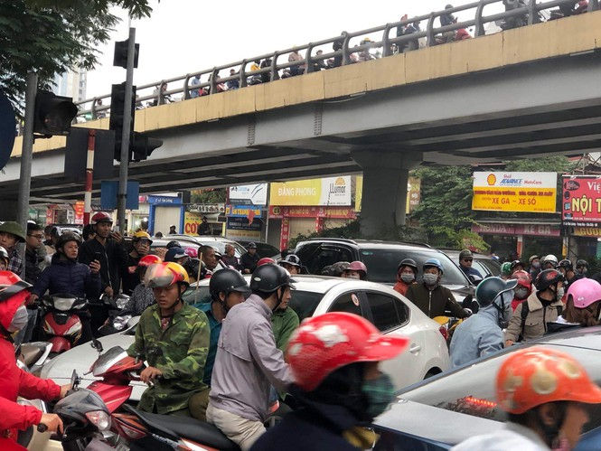 Giao thông khu vực này ùn tắc nghiêm trọng. 