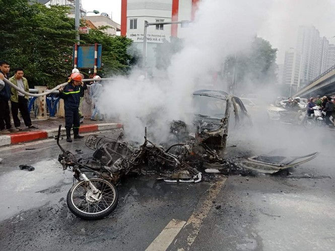 Xe sang Mercedes GLC 250 cháy rụi sau tai nạn, một người chết