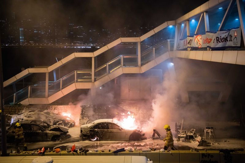 Lính cứu hỏa dập đám cháy do những người biểu tình gần Đại học Bách khoa Hồng Kông, ngày 18/11. Ảnh: Gretty Image.
