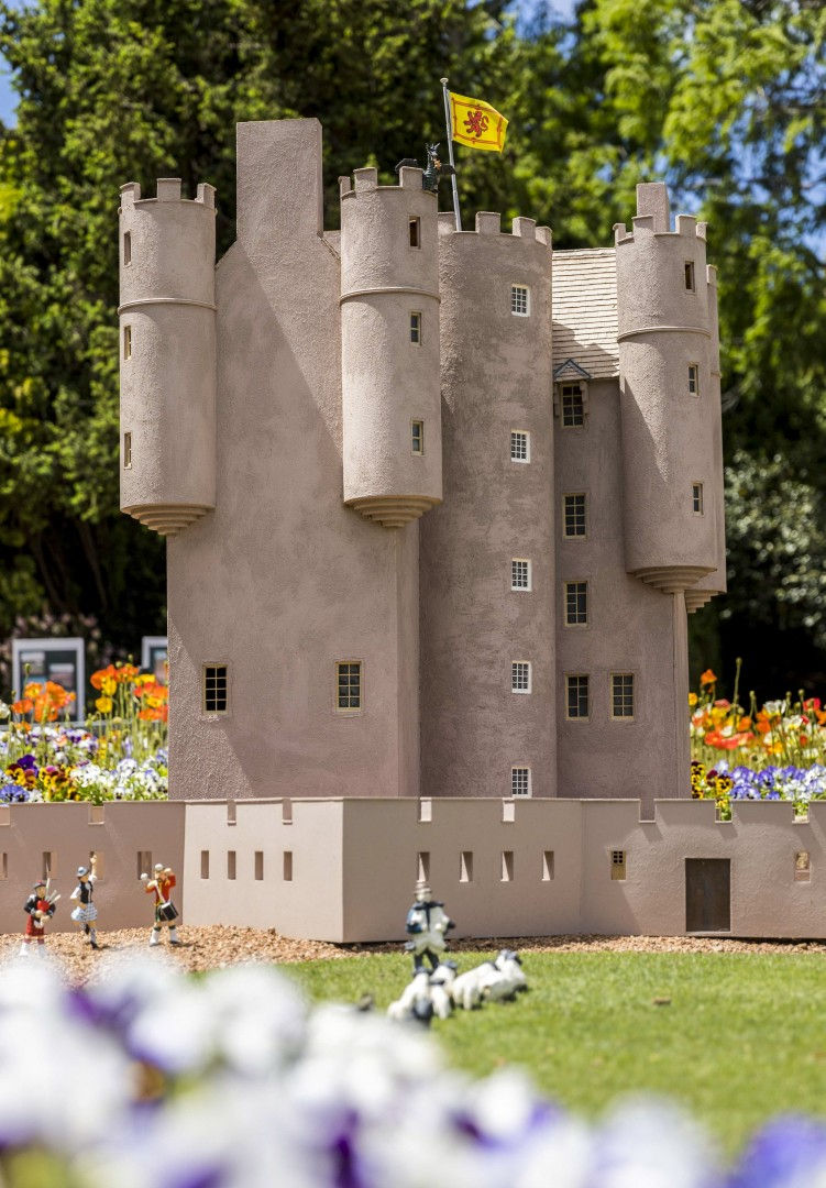Một mô hình thu nhỏ của lâu đài Braemar ở Scotland.