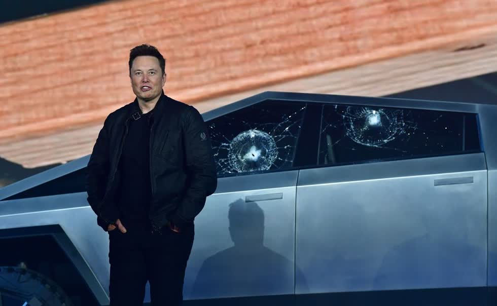Tesla ra mắt siêu xe bán tải điện, giá từ 39.900 USD