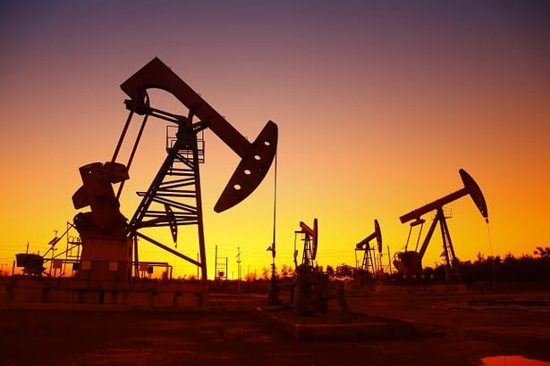 Giá xăng dầu ngày 23/11: Giảm nhẹ dù OPEC gia hạn giảm sản lượng.