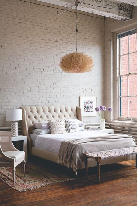   Các tấm ốp tường và trần bằng gạch cổ điển, sàn được lót nền gỗ, có thể được sử dụng để đánh lừa thị giác trong  phòng ngủ  này.  