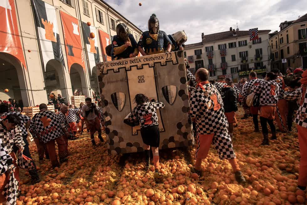 Ngày nay, Ivrea thường được biết đến với lễ hội ném cam đặc biệt. Theo trang italia.it, lễ hội này chỉ bắt đầu từ năm 1808. Dù vậy, nó vẫn là một trong những lễ hội lâu đời nhất thế giới.