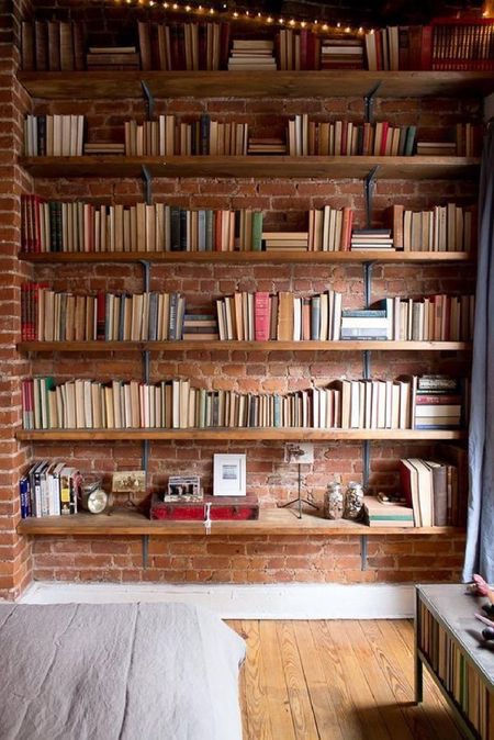 Phòng ngủ kết hợp kệ sách vừa tiết kiệm được diện tích vừa tôn tính thẩm mỹ cho căn phòng nhờ trang trí bằng chính những quyển sách.